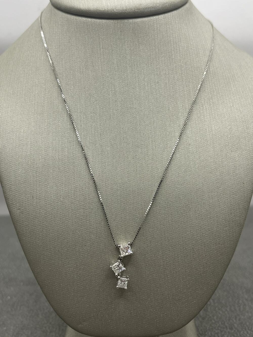 14K White Gold 3 Diamond Necklace (26089)